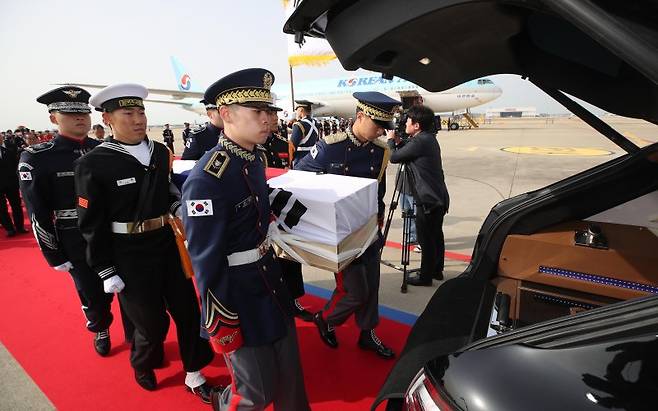 국방부 의장대가 10일 오전 인천국제공항 제2터미널 주기장에서 열린 황기환 애국지사 유해 영접행사에서 운구차에 봉송하고 있다. 사진=공항사진기자단