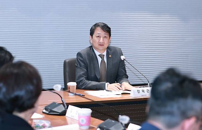 안덕근 산업통상자원부 통상교섭본부장이 6일 서울 강남구 무역협회에서 열린 '제1차 신통상 라운드 테이블'을 주재하고 있다./연합뉴스