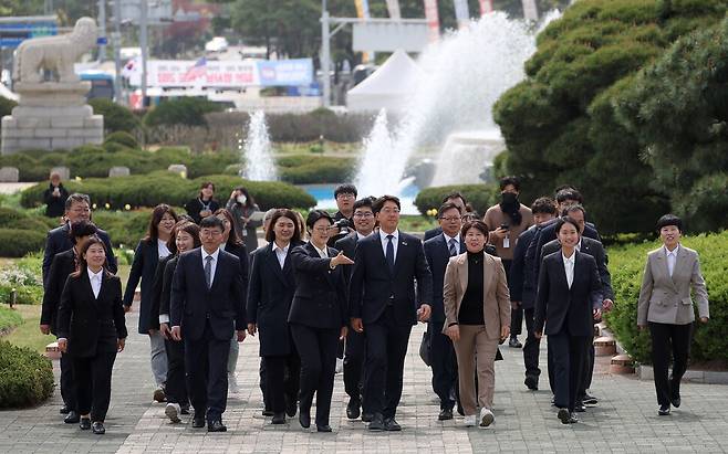 강성희 진보당 국회의원 당선자(앞줄 가운데)가 10일 오전 윤희숙 진보당 대표(앞줄 왼쪽 넷째) 등과 함께 국회로 등원하고 있다. 강창광 선임기자