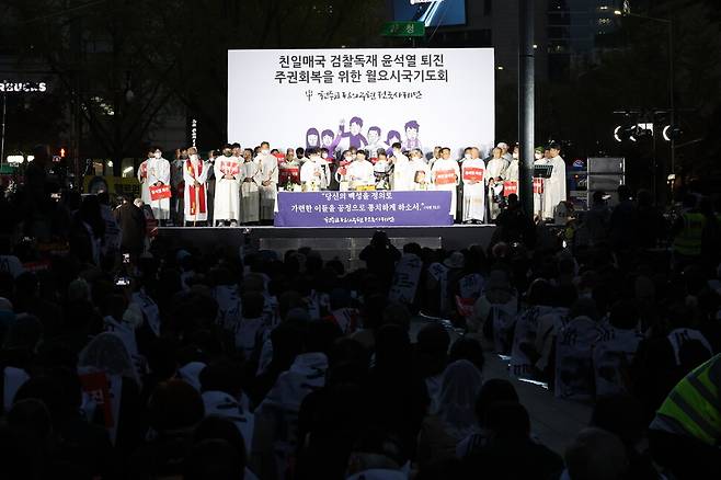 정의구현전국사제단 비상대책위원회가 10일 오후서울광장에서 ‘친일매국 검찰독재정권 퇴진과 주권회복을 위한 월요 시국미사’를 개최하고 있다. 윤운식 선임기자