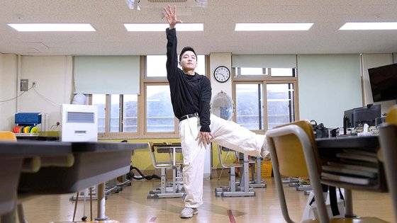 이현길 교사가 4일 경기 파주 파평초등학교에서 중앙일보와 인터뷰에 앞서 최근 연구 중인 안무 동작을 보여주고 있다. 김종호 기자