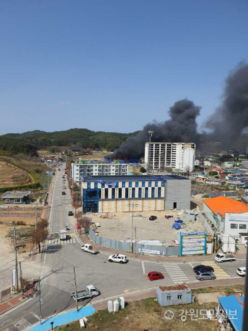 ▲ 10일 고성 DMZ 복합커뮤니티센터 신축건물 공사현장에서 화재가 발생해 3명이 구조됐다.