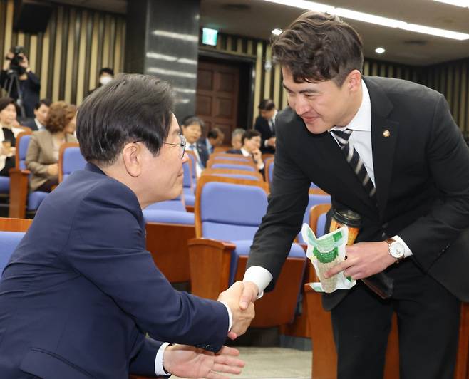 “대표님…” 이재명 더불어민주당 대표(왼쪽)가 10일 국회에서 열린 의원총회에서 오영환 의원과 악수하고 있다. 오 의원은 이날 내년 총선 불출마를 선언했다. 연합뉴스