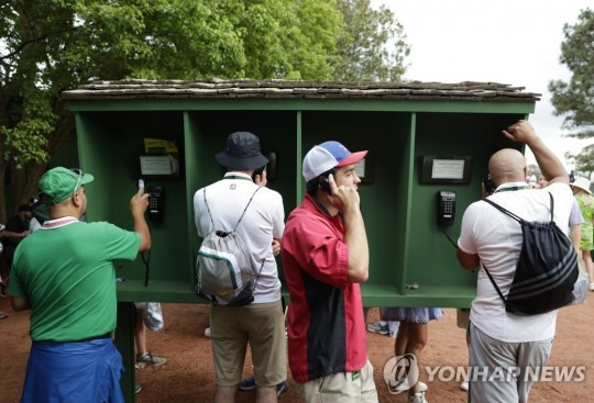 마스터스 대회장 내 공중전화를 이용하는 골프 팬들.[UPI=연합뉴스]