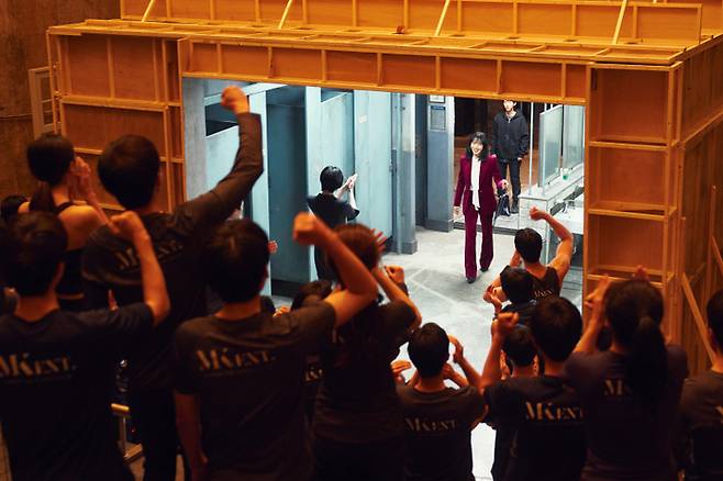 MK엔터는 청부살인을 엔터테이닝하게 만들었다. 길복순의 과거 살인 ‘작품’을 커버하는 현장에 본인이 등장하자 후배들이 환호하고 있다. /사진 제공=넷플릭스