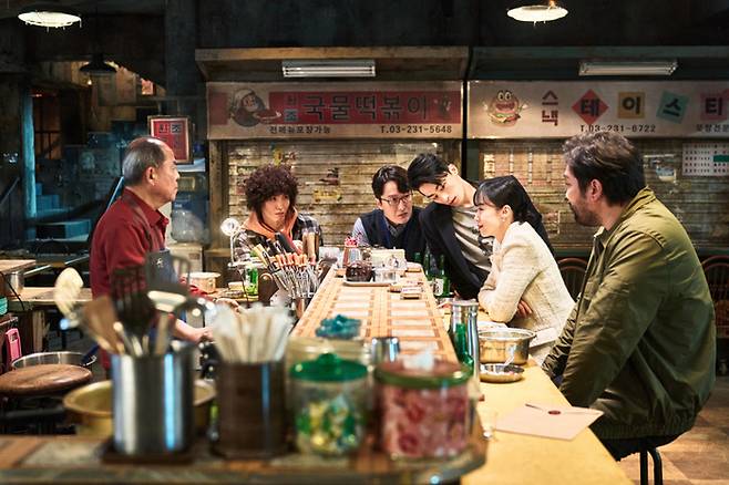 업계 동료들에게 길복순은 선망과 존경의 대상이다. 그들은 MK엔터가 시장을 독점하며 생긴 불공정 경쟁에 대해 비판적이지만, MK엔터에서 불러준다면 언제든 넘어갈 준비가 돼 있다.  /사진 제공=넷플릭스