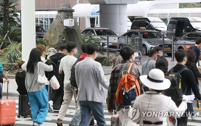 제주국제공항에 도착한 관광객들이 렌터카 주차장과 택시승강장으로 향하고 있다.[자료=연합뉴스]