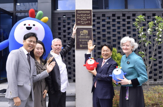 강기정 광주광역시장이 8일 남구 이강하 미술관에서 열린 제14회 광주비엔날레 '캐나다 파빌리온 개관식'에 참석해 타마라 모휘니 주한 캐나다 대사대리, 윌리엄 허프만 큐레이터, 김광진 광주시문화경제부시장 등과 대한민국-캐나다 수교 60주년 기념현판을 배경으로 포즈를 취하고 있다./사진=광주시