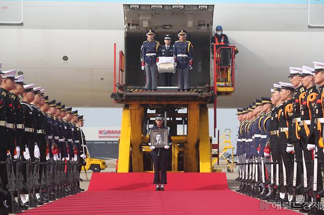 10일 오전 인천국제공항 제2터미널 주기장에서 황기환 애국지사 유해 영접행사가 열린 가운데 국방부 의장대가 유해를 운구하고 있다. [공항사진기자단]