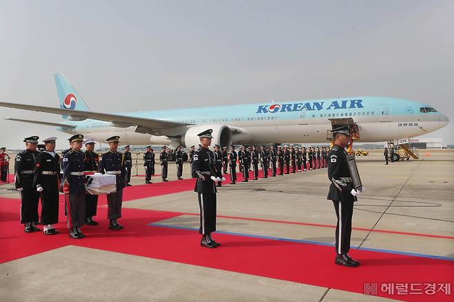 10일 오전 인천국제공항 제2터미널 주기장에서 황기환 애국지사 유해 영접행사가 열린 가운데 국방부 의장대가 유해를 운구하고 있다. [공항사진기자단]