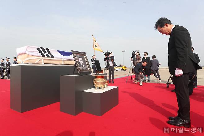 10일 오전 인천국제공항 제2터미널 주기장에서 황기환 애국지사 유해 영접행사가 열린 가운데 박민식 국가보훈처장이 고인을 향해 묵념하고 있다. [공항사진기자단]