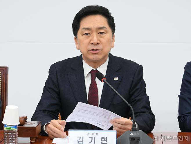 김기현 국민의힘 당대표가 10일 서울 영등포구 여의도 국회의사당 본청에서 열린 국민의힘 최고위원회의에 참석해 발언하고 있다. 임세준 기자