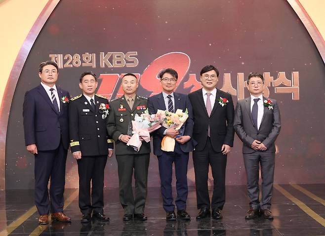 [서울=뉴시스]지난 4일 서울 여의도 KBS공개홀에서 열린 'KBS119상' 시상식에서 정종표 DB손해보험 대표(왼쪽 첫 번째)가 특별상을 수상한 조성민 해병대 제 1사단 대령(왼쪽 세 번째)과 최영광 롯데케미칼 상무(왼쪽 네 번째) 등과 기념촬영을 하고 있다.(사진=DB손해보험 제공)2023.04.10 photo@newsis.com  *재판매 및 DB 금지