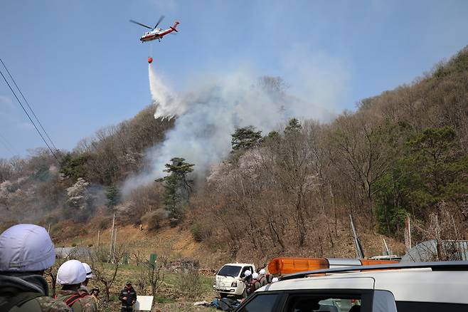 지난 2일 발생한 대전-금산 경계산불이 4일 오후 4시 20분쯤 완전 진화됐다.  산불진화 장면. 2023. 04. 05 금산군 *재판매 및 DB 금지