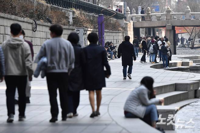 서울 중구 청계천에서 시민들이 산책을 하고 있다. 류영주 기자