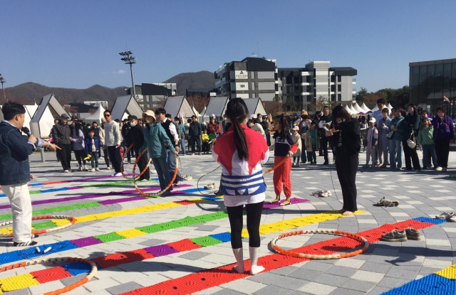 ▲전북 완주군이 8일과 9일 이틀동안 구이면 모악산 주차장 일원에서 개최한 제1회 웰니스축제에 많은 시민과 관광객들이 참여한 가운데 다채로운 프로그램을 즐기고 있다. ⓒ완주군