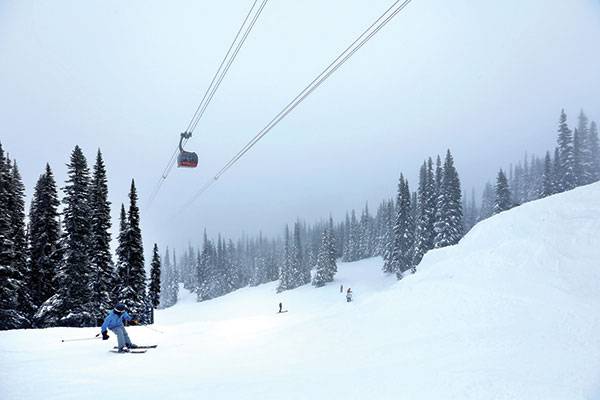 휘슬러 블랙콤 스키리조트. 밴쿠버 공항에서 136km 정도 떨어져 있다.