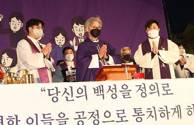 천주교정의구현전국사제단 주최로 지난달 20일 오후 전북 전주시 풍남문광장에서 ‘검찰독재 타도와 매판매국 독재정권 퇴진촉구’ 시국미사가 열리고 있다. 연합뉴스