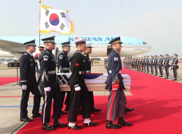 황기환 애국지사 유해 영접행사 - 10일 오전 인천국제공항항 제2터미널 주기장에서 황기환 애국지사 유해 영접행사가 열리면서. 국방부 의장대가 유해를 운구하고 있다. 2023. 4. 10 / 공항사진기자단