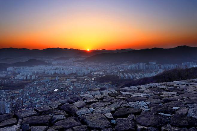 분산성에서 바라본 노을은 ‘왕후의 노을’이라 불린다. 사진제공|한국관광공사