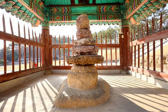 수로왕비릉 옆에 있는 파사석탑. 허황옥이 인도에서 가져왔다고 전해진다. 사진|한국관광공사