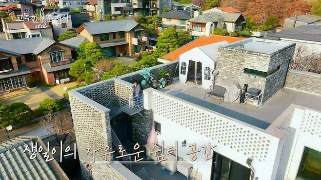 Lee Yeon-bok has unveiled the inside and outside of his three-story Yeonhui-dong mansion.Lee Yeon-bok appeared in the TVN STORY entertainment program Lonely Trainer broadcasted on the 6th, and Pet Birthday and his house were revealed.On this day, Kang Hyung-wook visited Lee Yeon-dong, where Lee Yeon-boks mansion was located, and entered Lee Yeon-boks house. Kang Hyung-wook admired the house is huge.Lee Yeon-bok said, I dreamed of living with my son and daughter, but my daughter lives together and my son lives outside.My daughter is married and I have a son-in-law, and my son-in-law is like a friend with me. The first and second floors are the daughters family home, and the third floor is the residential space of Lee Yeon-bok and Pet Birthday.Kang Hyung-wook said that the size of the house is like a multi-family house, and Lee Yeon-bok said, We have separate entrance (with our daughters house).We just go this way, and when we come up through, our daughters family is uncomfortable. He also admired the yard where he could play freely, saying, I do not need to go anywhere for my birthday.Photo = tvN Story broadcast screen