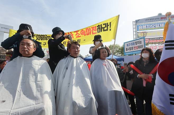 삭발하는 비대위 관계자들 (대구=연합뉴스) 황수빈 기자 = 10일 오전 대구시청 산격청사 앞에서 '문화예술허브 달성군 변경 추진 반대 비상대책위원회' 관계자들이 시에 항의하기 위해 삭발하고 있다. 2023.4.10 hsb@yna.co.kr