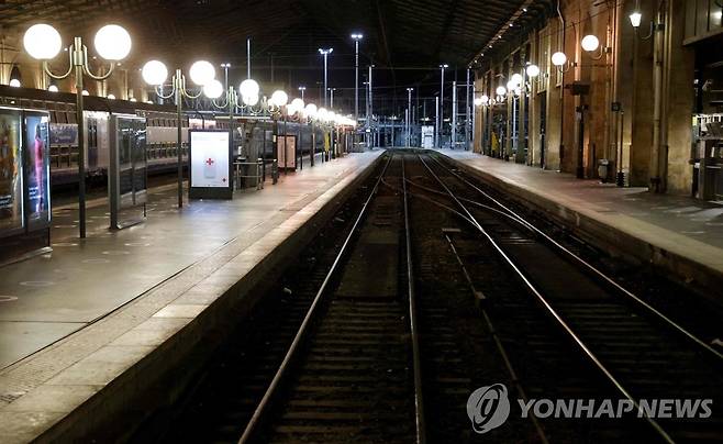 佛 연금 개혁 반대 파업으로 텅 빈 파리 열차역 (파리 AFP=연합뉴스) 정년 연장을 골자로 한 프랑스 연금 개혁에 반대하는 제9차 시위가 열린 23일(현지시간) 파리 북역 플랫폼이 텅 비어있는 모습. 에마뉘엘 마크롱 프랑스 대통령이 '의회 패싱'을 통해 연금 개혁을 강행하자 프랑스 전역에서 파업 및 시위가 이어지고 있다. 2023.03.23 ddy04002@yna.co.kr