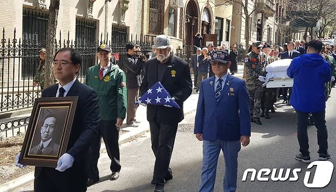 8일 오전(현지시간) 미국 뉴욕한인교회에서 황기환 지사 추모식을 마친 교민들이 유해를 국내로 봉송하고 있다. (국가보훈처 제공) 2023.4.9/뉴스1