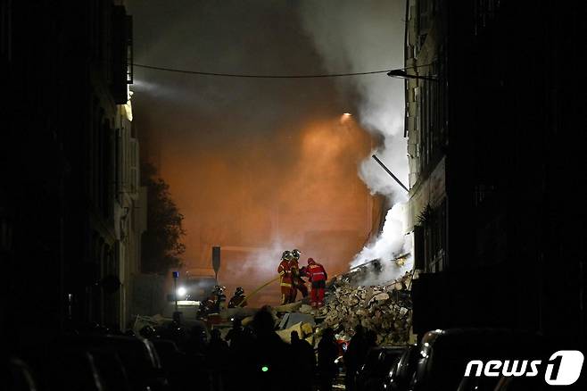 9일(현지시간) 프랑스 마르세유에서 한밤중 4층 건물이 폭발음과 함께 폭삭 무너진 모습이 보인다. 2023.04.09. ⓒ AFP=뉴스1 ⓒ News1 우동명 기자