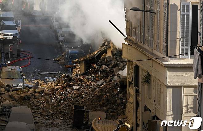 9일(현지시간) 프랑스 마르세유에서 한밤중 4층 건물이 폭발음과 함께 폭삭 무너진 모습이 보인다. 2023.04.09. ⓒ AFP=뉴스1 ⓒ News1 우동명 기자