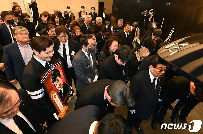 11일 오전 서울 동작구 중앙대학교병원 장례식장에서 엄수된 고(故) 현미의 발인식에서 가족들과, 동료, 선후배 들이고인에게 인사하고 있다. (공동취재) 2023.4.11/뉴스1 ⓒ News1 사진공동취재단