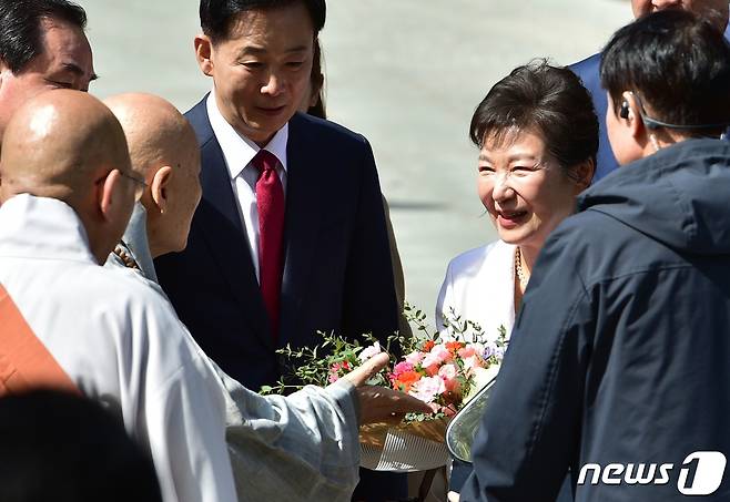 11일 오전 박근혜 전 대통령이 대구 동구 팔공총림 동화사를 찾아 마중 나온 스님들과 인사를 나누고 있다. 2023.4.11/뉴스1 ⓒ News1 공정식 기자