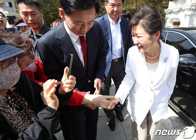 박근혜 전 대통령이 11일 오전 대구 동구 팔공총림 동화사를 찾아 시민들과 악수하고 있다. 2023.4.11/뉴스1 ⓒ News1 공정식 기자