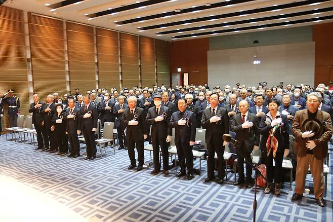 11일 서울 용산구 백범김구기념관에서 열린 제104주기 대한민국 임시정부 선열 추념식 중 참석자들이 국민의례를 하고 있다.(광복회 제공)