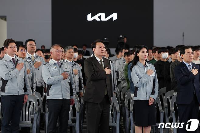 윤석열 대통령이 11일 오후 경기 화성시 기아 자동차 공장(오토랜드 화성)에서 열린 국내 최초 전기차 전용공장 기공식에 참석해 정의선 현대차그룹 회장, 이창양 산업통상자원부 장관 등과 국기에 대한 경례를 하고 있다. (대통령실 제공) 2023.4.11/뉴스1 ⓒ News1 안은나 기자