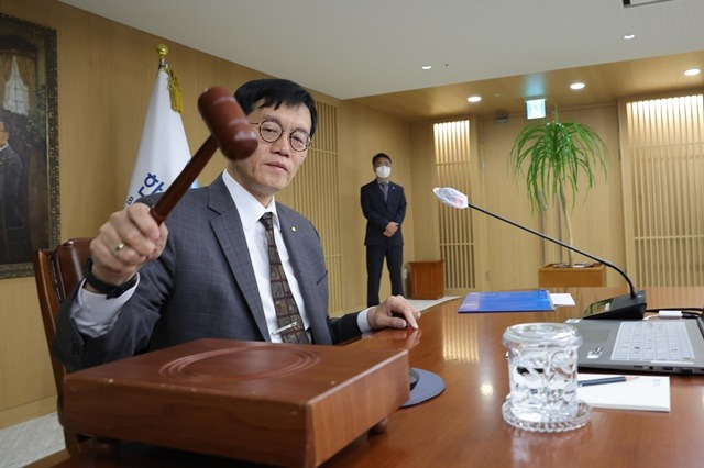 이창용 한국은행 총재가 11일 서울 중구 한국은행에서 열린 금융통화위원회에서 의사봉을 두드리고 있다. /사진공동취재단