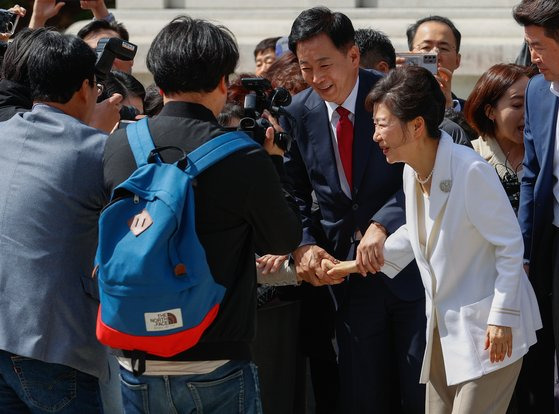 박근혜 전 대통령이 11일 오전 대구 동구 동화사를 방문해 통일대불 앞에서 시민들과 인사하고 있다.[이미지출처=연합뉴스]