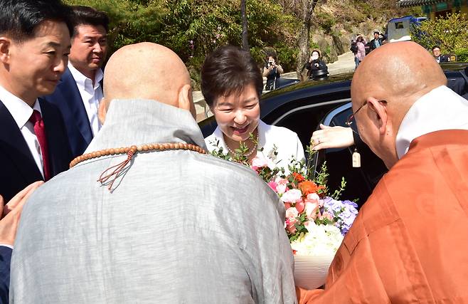 박근혜 전 대통령이 11일 대구 팔공산 동화사를 찾아 관계자들과 인사를 하고 있다./연합뉴스