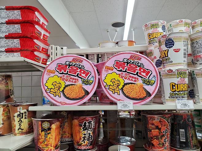 진열대에 놓여있는 일본 닛신 까르보 제품. 한글로 '볶음면'이 적혀있다. / 독자제공
