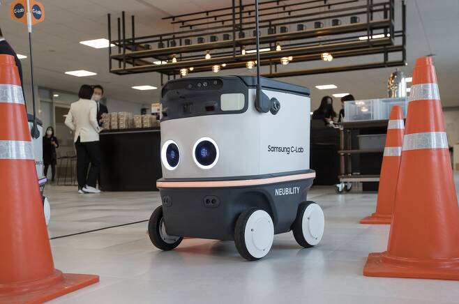 지난해 11월 서울 서초구 삼성전자 서울R&D캠퍼스에서 열린 C랩 미디어데이에서 뉴빌리티가 자율주행 로봇 배달서비스를 시연하고 있다./삼성전자 제공