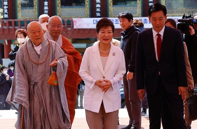 박근혜 전 대통령이 11일 오전 대구 팔공산 동화사를 찾아 경내를 돌아보고 있다. 사진=연합뉴스