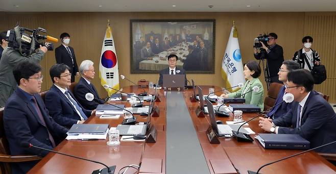 (서울=뉴스1) 사진공동취재단 = 이창용 한국은행 총재가 11일 서울 중구 한국은행에서 열린 금융통화위원회를 주재하고 있다. 2023.4.11/뉴스1 /