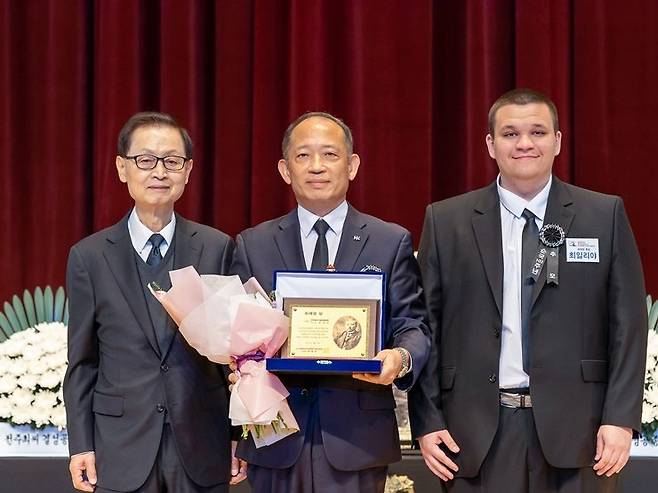 지난 7일 서울 동작구 국립 서울현충원에서 열린 제4회 최재형상 시상식에서 지난해 수상자인 이장우 쓰리지테크놀로지 회장, 올해 수상한 최현규 한국콜마 대표, 최일리야 최재형 기념사업회 이사장(왼쪽부터)이 기념촬영을 하고 있다. 한국콜마 제공