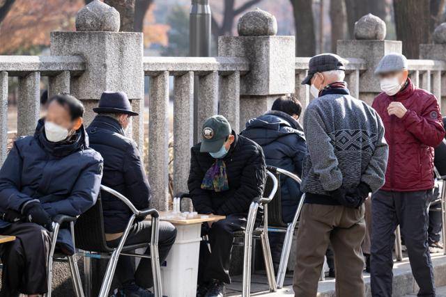 SK텔레콤과 LG유플러스는 각각 5G 서비스에도 시니어 요금제를 출시하고 있지만, 데이터의 GB당 요금은 오히려 일반 요금제보다 더 비싼 상황이다. 1월 서울 종로구 탑골공원 일대가 실외 활동을 즐기러 나온 노인들로 붐비고 있다. 이한호 기자