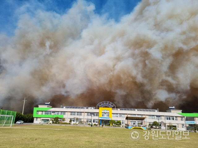 ▲ 강릉 산불로 경포대초 학생과 교직원들이 대피했다. 불길과 연기가 학교 쪽을 향하고 있다.독자제공