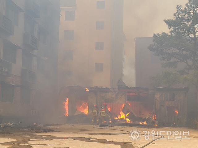 ▲ 동해안에 강풍주의보가 내려진 가운데 11일 오전 8시 30분 쯤 강릉시 난곡동의 한 야산에 산불이 발생했다. 오전11시쯤 난곡동에서 발생한 불이 산을 타고 경포동 사근진 방향까지 번져 진안상가 인근에 불이 옮겨와 주민들이 긴급히 대피했다.