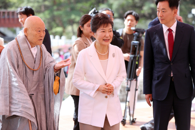 ▲ 박근혜 전 대통령이 11일 오전 대구 팔공산 동화사를 찾아 통일대불 쪽으로 걸어가고 있다. 연합뉴스