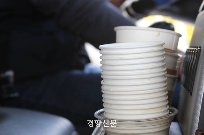 지난 7일 오전 화물기사 김상범씨(51)의 화물차 운전석에 졸음을 쫓기 위해 마신 커피 컵들이 쌓여 있다. 조해람 기자