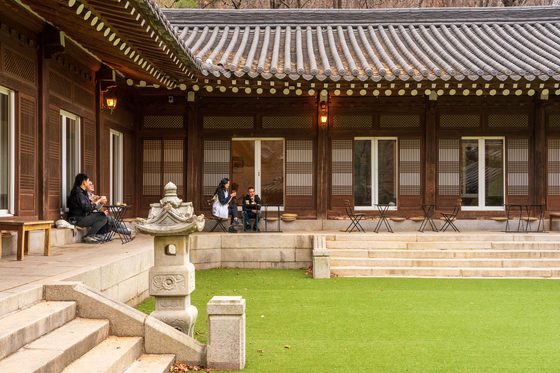 People enjoy their drinks at a Hanok cafe Sunwoongak. [BAEK JONG-HYUN]